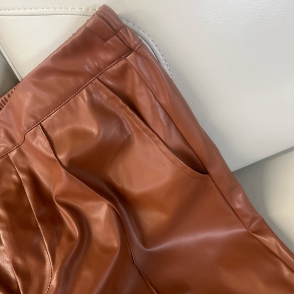 MAPLE VEGAN LEATHER WIDE LEG PANT
Size Large  NEW 
100% polyurethane - Picture 4 of 7